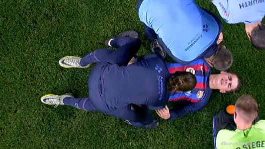 Gavi se faisant soigner après un terrible choc lors du match Barça-Bilbao, le 23 octobre 2022