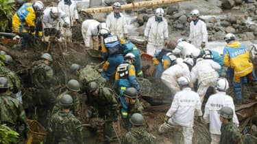 Les sauveteurs bataillent pour trouver des rescapés et secourir les personnes piégées par les inondations, le 7 juillet 2017 au Japon