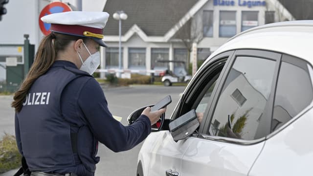 Une policière autrichienne vérifie le certificat de vaccination d'un automobiliste, mardi 16 novembre.