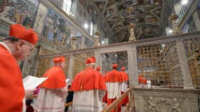 Les 115 cardinaux électeurs sont entrés mardi 12 mars en procession dans la Chapelle Sixtine