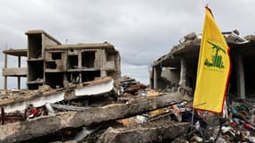 Un drapeau du Hezbollah au milieu des décombres d'un bâtiment détruit dans le village de Zibqin, dans le sud du Liban, le 27 novembre 2024.