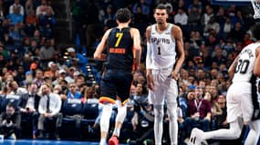 Victor Wembanyama croise le chemin de l'autre rookie star de la NBA Chet Holmgren lors de la défaite de San Antonio à Oklahoma City (123-87), le 14 novembre 2023
