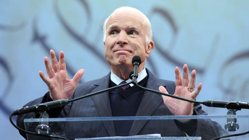 Le sénateur de l'Arizona John McCain, après avoir reçu la Médaille de la Liberté le 16 octobre 2017, à Philadelphie. 