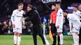 Roberto De Zerbi en train de donner des consignes à plusieurs joueurs pendant PSG-OM, le 16 mars 2025