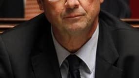 François Hollande a confirmé dimanche qu'il serait candidat aux primaires du Parti socialiste en vue de l'élection présidentielle s'il était réélu à la présidence du conseil général de Corrèze. /Photo prise le 5 octobre 2010/REUTERS/Charles Platiau