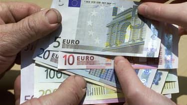 Le moral des consommateurs français s'est dégradé en mai pour le quatrième mois consécutif, selon l'enquête mensuelle de conjoncture auprès des ménages publiée par l'Insee. L'indicateur résumé de l'opinion des ménages sur la situation économique a reculé