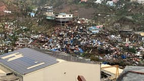 Des débris de tôles et de bois après le passage du cyclone Chido à Mayotte, le 15 décembre 2024
