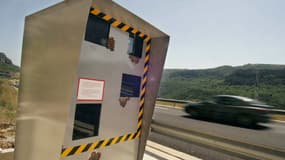 Un radar automatique situé à la sortie du tunnel du Pas de l'Escalette sur l'A75.