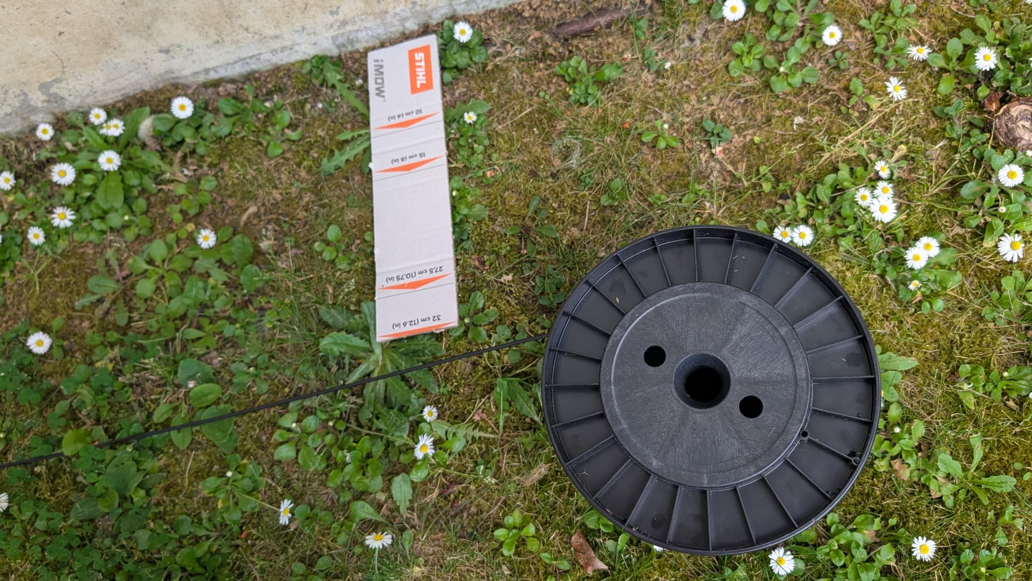 Une réglette est fournie : elle permet de positionner le fil à bonne distance des obstacles. Une réglette est fournie : elle permet de positionner le fil à bonne distance des obstacles.