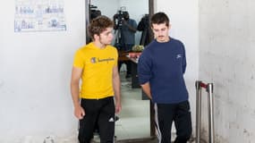 Les ressortissants belges Lornoy David et Seppe Lodewijckx quittent le tribunal à Nairobi le 23 avril 2025. 
