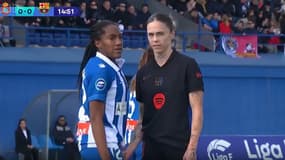 Le geste obscène de Mapi Leon sur Daniela Caracas lors du derby entre les féminines du Barça et de l'Espanyol, le 9 février 2025.