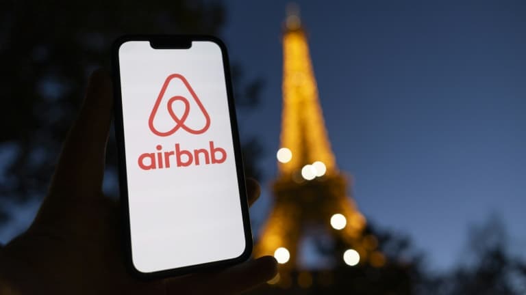 Le logo de l'application Airbnb sur un smartphone, près de la tour Eiffel, le 28 octobre 2024 à Paris (Illustration)