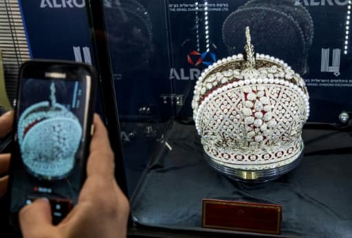 Une réplique de la couronne impériale russe de Catherine II sertie de 11.352 diamants de toutes tailles trône en vedette à la bourse israélienne du diamant de Ramat Gan dans la banlieue de Tel Aviv, le 14 février 2017 Une réplique de la couronne impériale russe de Catherine II sertie de 11.352 diamants de toutes tailles trône en vedette à la bourse israélienne du diamant de Ramat Gan dans la banlieue de Tel Aviv, le 14 février 2017