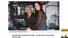 Jarrod Spedding et Charlene Liversidge posent dans le bus de Jarrod.