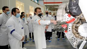 Le président français Emmanuel Macron, en visite sur le site d'ArianeGroup qui fabrique les moteurs du lanceur européen, le 12 janvier, à Vernon, dans l'Eure. 