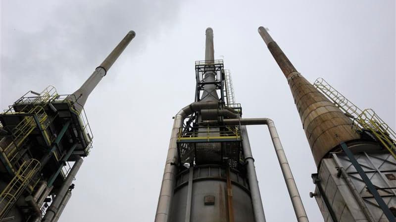 Quatre candidats à la reprise de la raffinerie Petroplus de Petit-Couronne (Seine-Maritime) ont déposé vendredi leurs dossiers au tribunal de commerce de Rouen. Le site emploie 470 personnes. /Photo d'archives/REUTERS/Philippe Wojazer