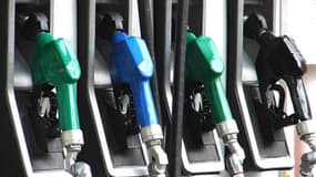 Les candidats à la présidentielle propose chacun leur solution pour endiguer l'augmentation du prix de l'essence