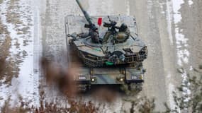 Un char K1A2 de l'armée sud-coréenne participe à un exercice de tir réel combiné entre la Corée du Sud et l'armée américaine au Rodriguez Live Fire Range à Pocheon, le 10 février 2025.