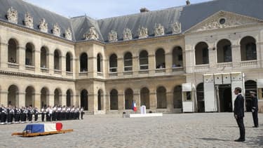 Emmanuel Macron dans la Cour des Invalides lors de l'hommage national rendu à Simone Veil le 05 juillet 2017