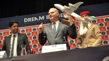 Nasser Al-Khelaïfi, président du Paris Saint-Germain et Thierry Antinori, vice-président exécutif d’Emirates, lors du renouvellement de contrat de sponsoring, le 17 mai dernier.