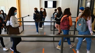 Des élèves portent un masque au lycée Brequigny à Rennes, le 1er septembre 2020 (photo d'illustration)