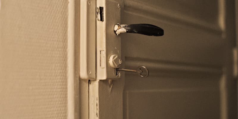 Une clef dans une porte (Photo d'illustration).