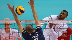 Le Français Earvin Ngapeth smashe face au Croate Sime Vulin, lors de leur match de poule aux Championnats d'Europe, le 9 octobre 2015 à Turin