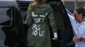 La veste de Melania Trump, au dos de laquelle on pouvait lire: "Je m'en fiche, et vous?" au moment d'aller voir des enfants sans-papiers a soulevé la controverse aux Etats-Unis. 