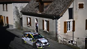 La Renault Clio Rallye3 de Damien Oberti et Jean-Francois Gastinel  lors de la troisième journée du 92ème Rallye Monte-Carlo, entre Pellafol et Agnières-en-Dévoluy, près de Gap, le 27 janvier 2024.