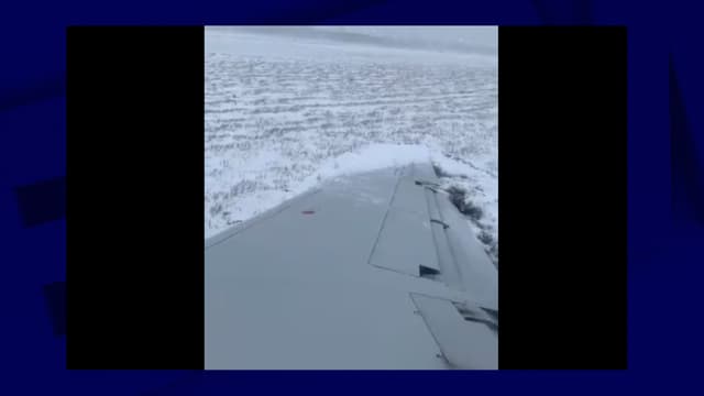 L'aile de l'avion après la sortie de piste