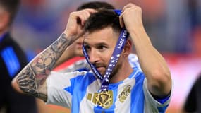 Lionel Messi enfile sa médaille de vainqueur de la Copa America, le 15 juillet 2024.
