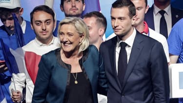 Jordan Bardella et Marine le Pen, présidente du groupe parlementaire RN, réagissent sur scène lors d'une réunion de campagne en prévision des prochaines élections au Parlement européen, à Paris le 2 juin. 2024.
