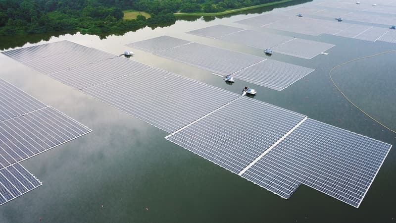 La centrale solaire flottante de Singapour