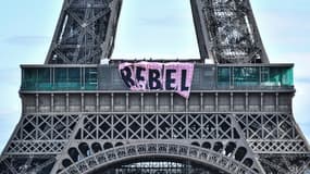 La banderole d'Extinction Rébellion sur la tour Eiffel. 