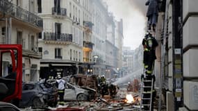 Une femme secourue par des pompiers après l'explosion dans la rue de Trévise à Paris, le 12 janvier 2019
