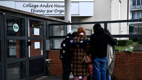 Des familles se recueillent devant le collège André Maurois d'Epinay-sur-Orge (Essonne) le 8 février 2025, en hommage à la fille de 11 ans retrouvée morte dans un parc de la ville et qui était scolarisée dans cet établissement
