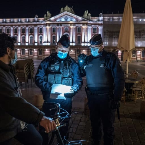 EN DIRECT - Il est 23h: la police tente de faire respecter le nouvel horaire du couvre-feu