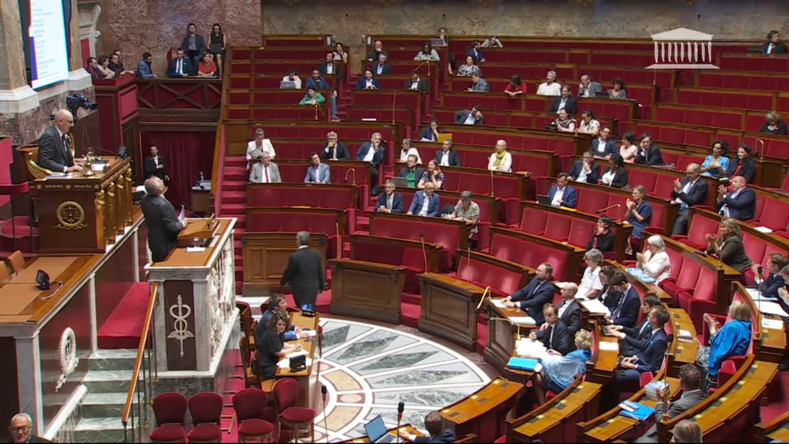 L'hémicycle de l'Assemblée nationale lors du débat sur la guerre entre l'Iran et Israël mercredi 25 juin, durant lequel l'Assemblée a été touché par une fuite d'eau