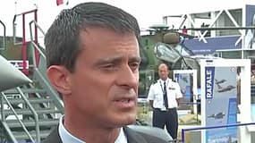 Manuel Valls a régi vendredi au Salon du Bourget aux propose de Nicolas Sarkozy sur les migrants.