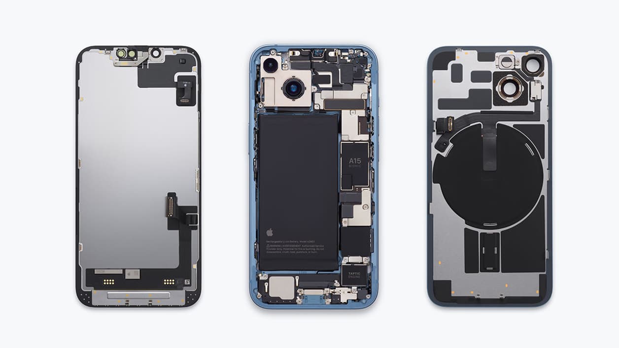L'iPhone 14 d'Apple, ouvert en trois parties L'iPhone 14 d'Apple, ouvert en trois parties