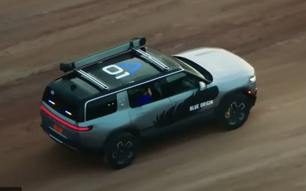 Le SUV 100% électrique de Rivian a transporté les passagers du vol Blue Origin. Le SUV 100% électrique de Rivian a transporté les passagers du vol Blue Origin.