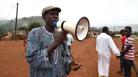 Un homme dispense des conseils sanitaires dans un village du Liberia, pour freiner la progression de l'Ebola.