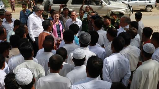Des personnes de la minorité Rohingyas rencontre une délégation des Nations unies, le 03 novembre 2016.