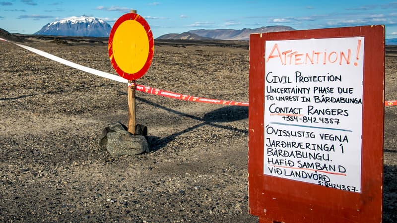 La zone aux alentours du volcan en éruption est interdite au public.