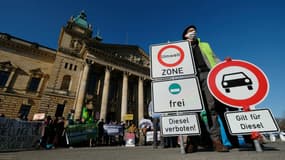 Des manifestants en février devant la cour administrative européenne de Leipzig (Allemagne).