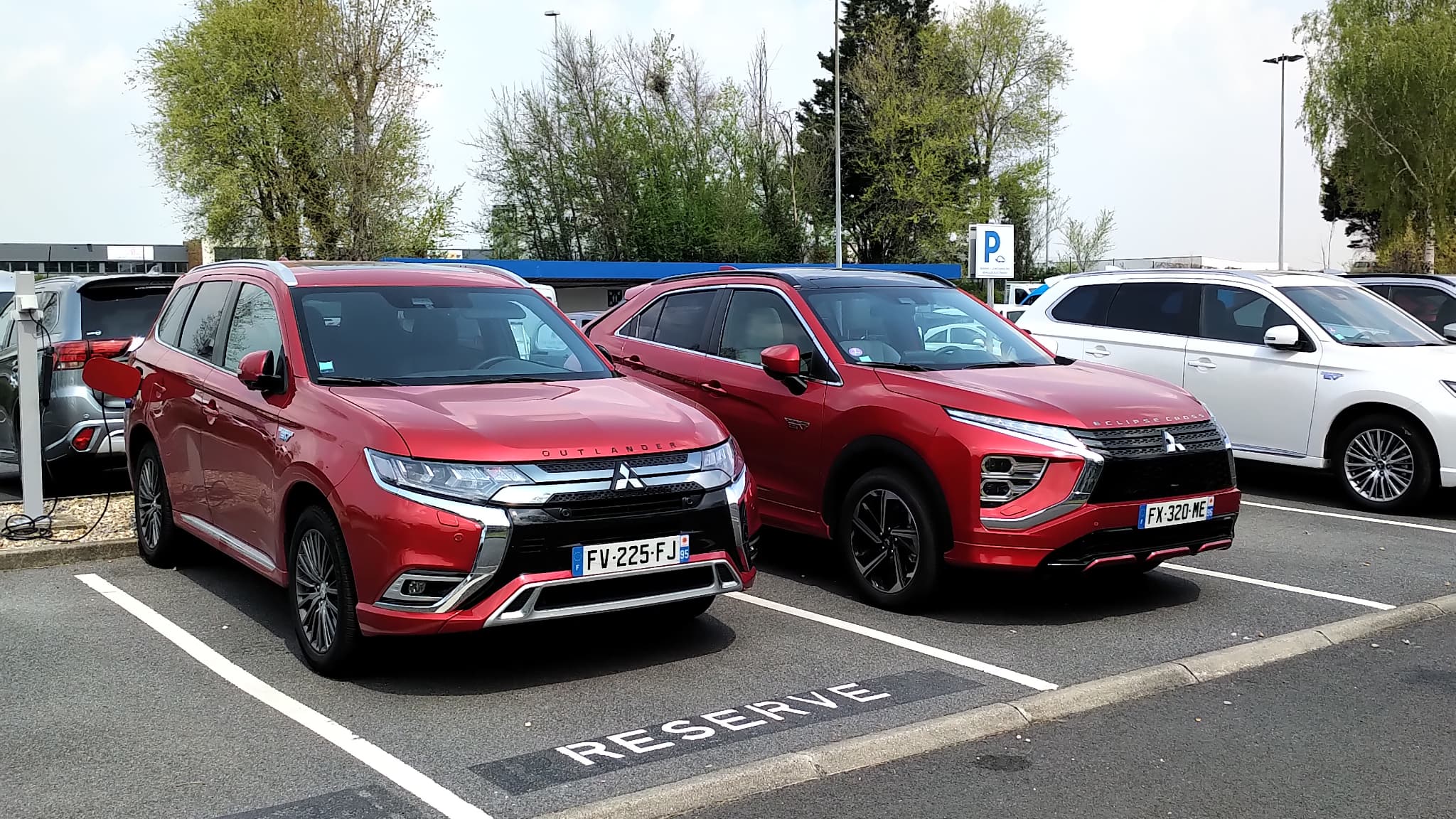A gauche, l'Outlander et à droite, l'Eclipse Cross.