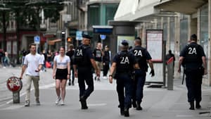 Des policiers en patrouille sur une artère commerciale, le 1er juillet 2023 à Lyon 
