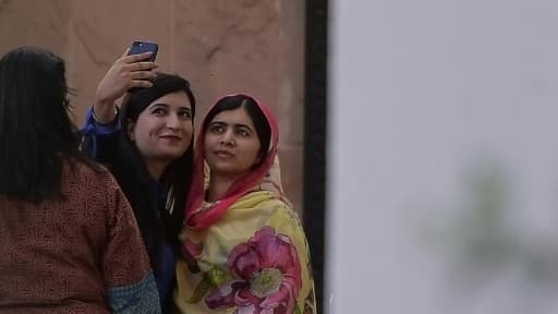 Malala Yousafzai (C) avec une journaliste prenant un selfie, à Islamabad le 30 mars 2018
