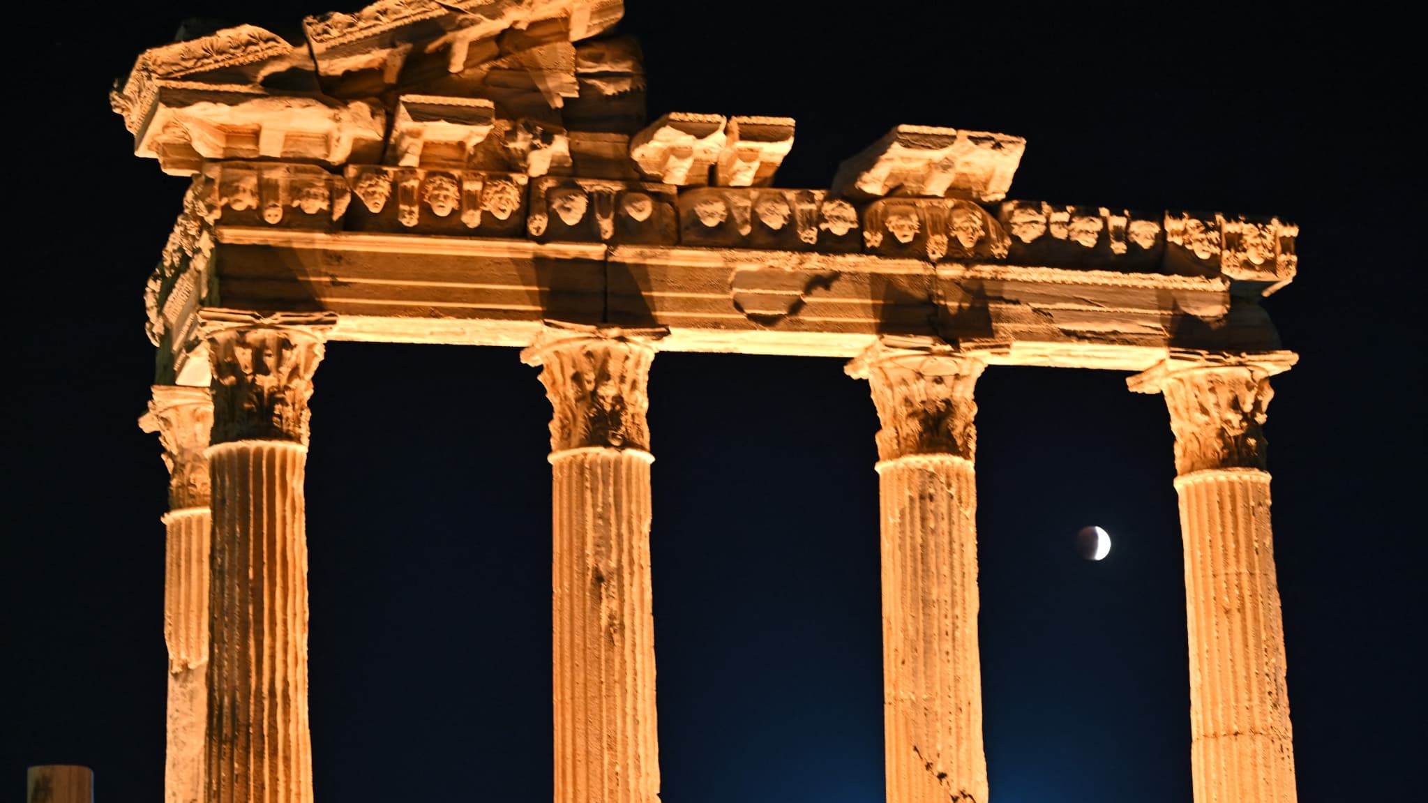 Une pleine lune rouge apparaît au-dessus du temple historique d'Apollon dans la ville antique de Side, dans le district de Manavgat à Antalya, le 7 septembre 2025. Une pleine lune rouge apparaît au-dessus du temple historique d'Apollon dans la ville antique de Side, dans le district de Manavgat à Antalya, le 7 septembre 2025.