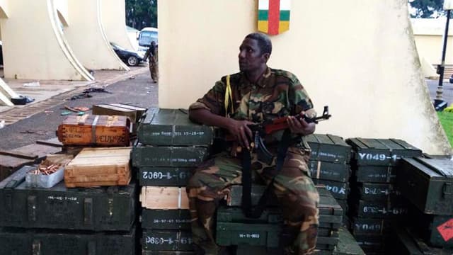 Combattant rebelle du Séléka dans la cour du palais présidentiel à Bangui. Les rebelles centrafricains qui ont renversé ce week-end le président François Bozizé se sont engagés à nommer un gouvernement de partage du pouvoir pour tenter de désamorcer les c